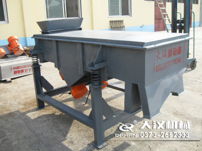 1016型直線振動(dòng)篩的材質(zhì)分為：不銹鋼，碳鋼兩種可以選擇。