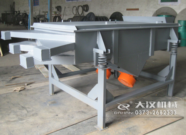  525型直線振動(dòng)篩采用碳鋼材質(zhì)，有四個(gè)出料口可同時(shí)篩出5種不同的物料等級(jí)。