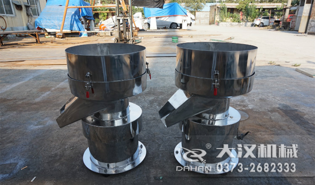 不銹鋼涂料振動(dòng)篩是一種比較受用戶歡迎的產(chǎn)品之一，主要優(yōu)勢(shì)耐酸堿，不生銹，使用壽命長(zhǎng)。