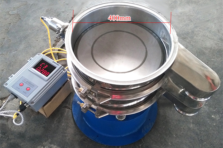 小型振動(dòng)篩采用彈跳球?yàn)榍寰W(wǎng)裝置，清網(wǎng)效果好。