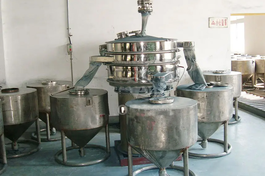 振蕩篩主要特點(diǎn)：換網(wǎng)容易，全封閉模式粉末不飛揚(yáng)，可連續(xù)作業(yè)