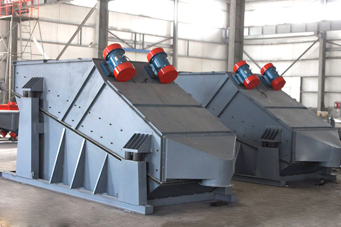 ZSG礦用振動(dòng)篩采用雙電機(jī)振動(dòng)，電機(jī)位置安裝在頂部，便于更好的傳遞振動(dòng)力。