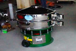 800型單層三次元振動(dòng)篩，產(chǎn)量可達(dá)800kg/h。