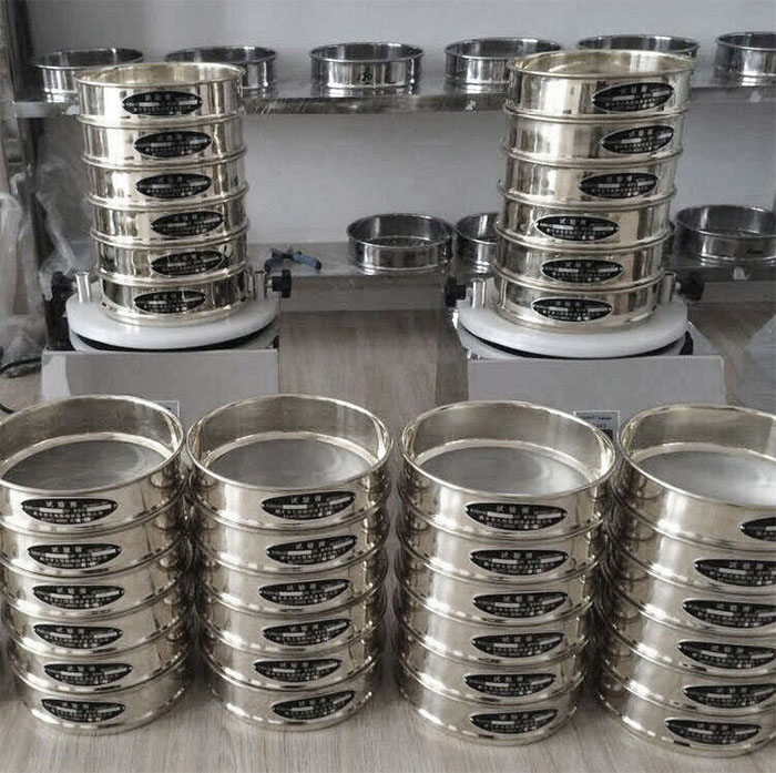 試驗(yàn)篩采用SUS403不生銹材質(zhì)，篩框壁厚0.6mm經(jīng)久耐用不變形，可耐400°高溫，可用于無(wú)機(jī)，有機(jī)溶液。