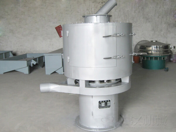 氣流篩與其它普通振動(dòng)篩不同的是其采用的是立式篩網(wǎng)，篩分主要?jiǎng)恿?lái)自風(fēng)機(jī)的吹動(dòng)帶動(dòng)物料撲向篩網(wǎng)，從而完成篩分目的。